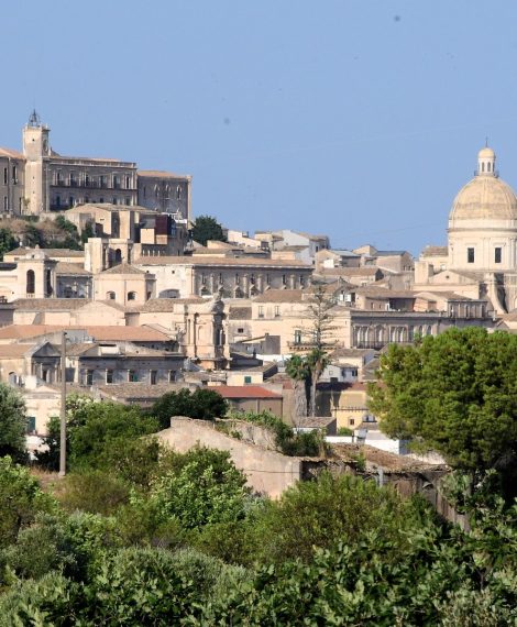 Panorama von Noto mit historischen Gebäuden und blauem Himmel.